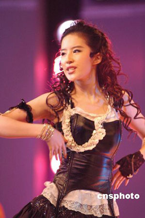 资料图: 刘亦菲 三亚 热舞 .中新社发