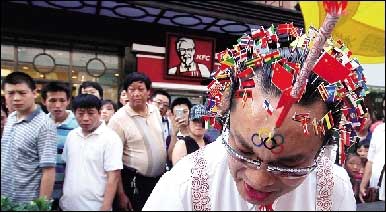 针灸针扎头上做旗杆 医生头顶旗帜迎奥运-针灸