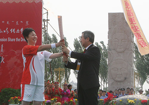 火炬传递赤峰站开始 “祥云”见证中华第一龙故乡