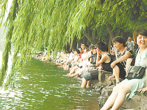 网友实拍:杭州西湖成了洗脚池-网友实拍:杭州