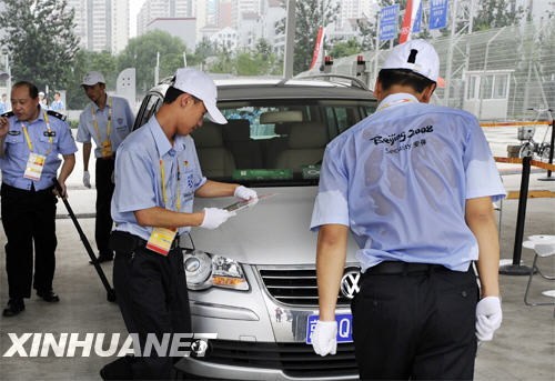 7月31日，奥林匹克中心区一安检口，安保人员正在认真核对车牌及证件。