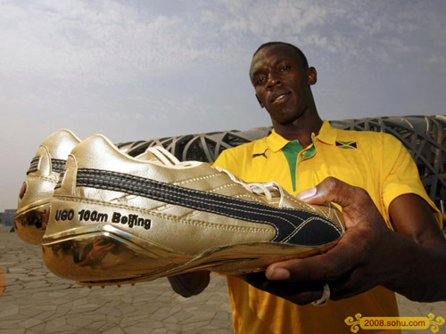 飞人博尔特信心十足 鸟巢前大秀装备