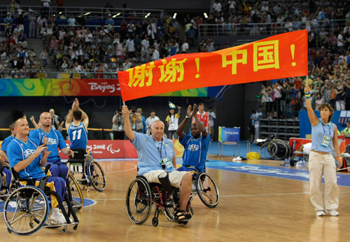 瑞典轮椅男子篮球队打横幅谢谢!中国