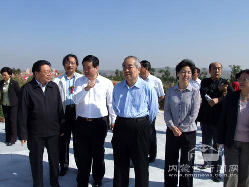 和林格尔县县委书记刘文玉(左四)陪同领导参观