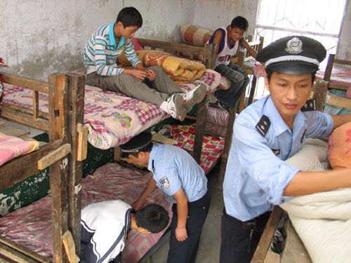 湖北老河口民警守护校园服务秋收-湖北老河口