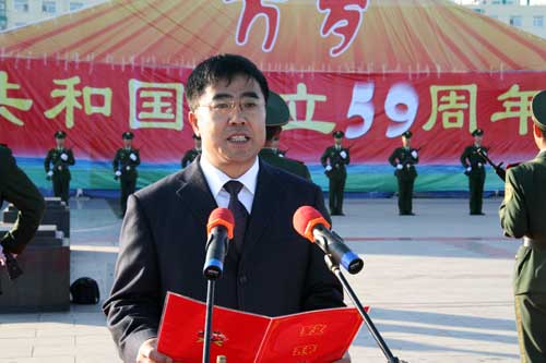 乌兰浩特市举行万众爱国情升国旗仪式