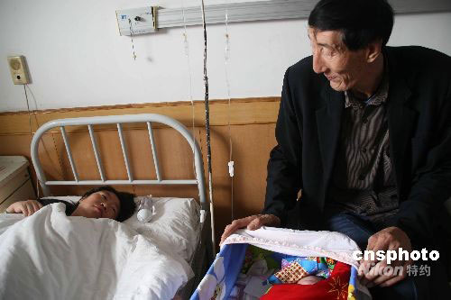 世界第一高人、内蒙古人<em>鲍喜顺</em>喜得贵子[图]--