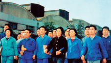 中国服装翩跹起舞30年(图1)