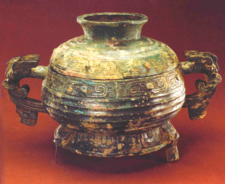 腹部饰夔龙纹,弦纹和乳钉纹,足部饰垂帐纹.