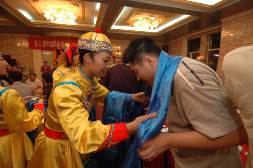 图三:美丽的蒙古族姑娘向网络记者敬献哈达