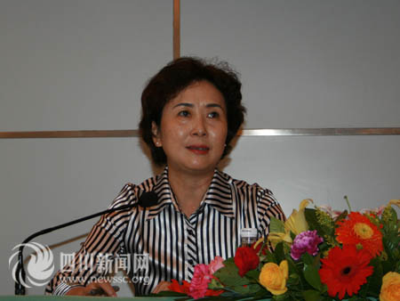 雅安市委副书记张锦明倾听记者提问