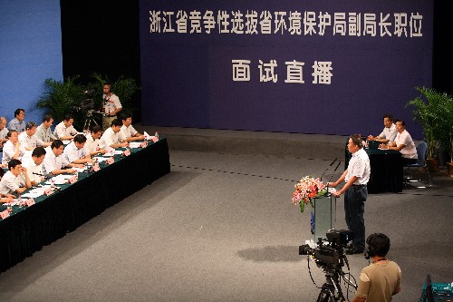 一名入围者在演播室内接受评委的面试.