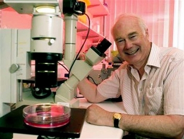 卡佩奇和奥利弗-史密西斯,英国科学家马丁-埃文斯,以表彰他们在干细胞